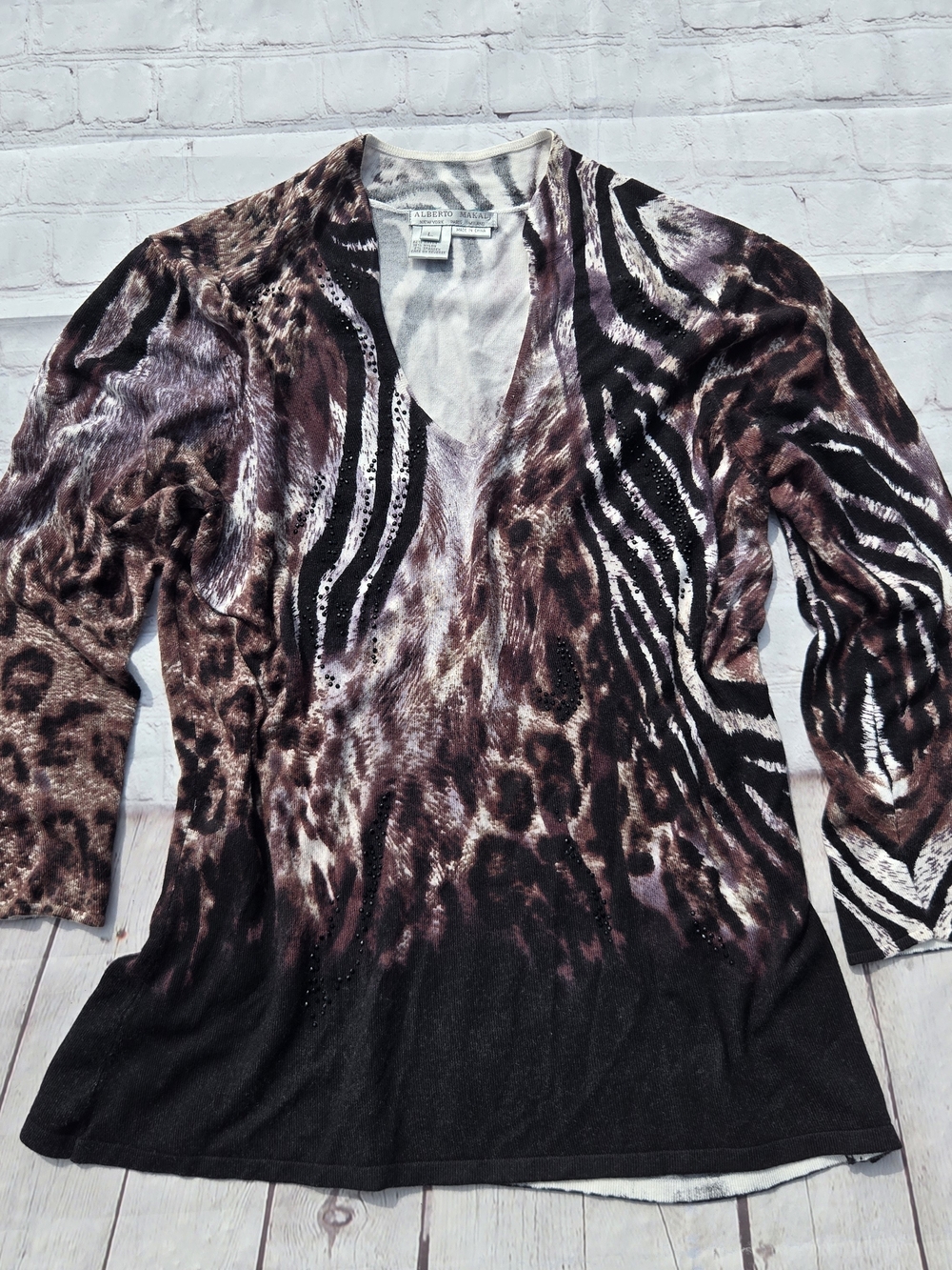 Alberto Makali Y2k V Neck Animal Print Embellished Lightweight Knit Top Mobwife